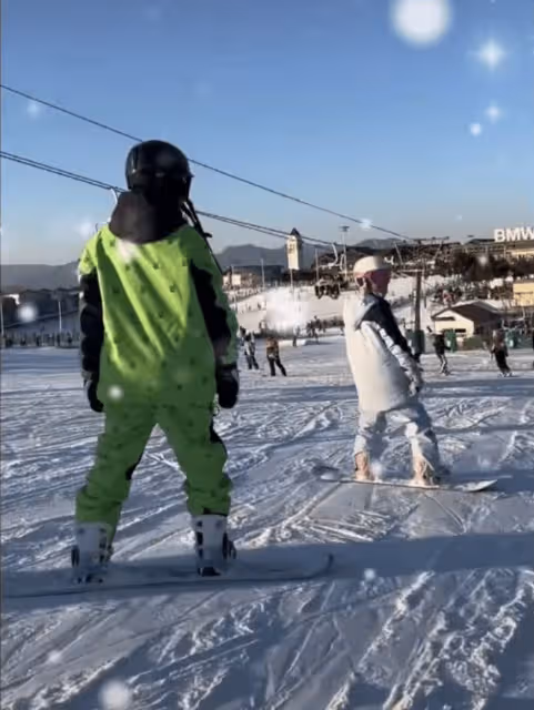 賈乃亮李小璐被疑復合,一家三口一同遊玩滑雪,共進晚餐太幸福
