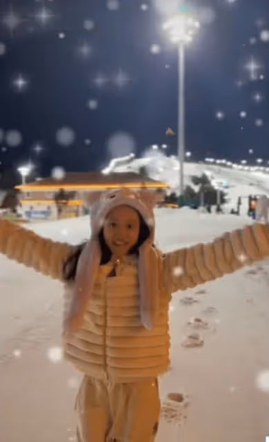 賈乃亮李小璐被疑復合,一家三口一同遊玩滑雪,共進晚餐太幸福