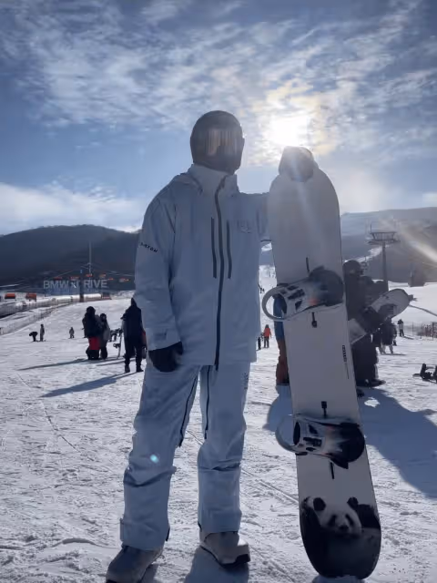 賈乃亮李小璐被疑復合,一家三口一同遊玩滑雪,共進晚餐太幸福