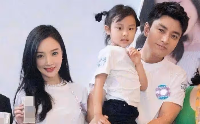 賈乃亮李小璐被疑復合，一家三口一同遊玩滑雪，共進晚餐太幸福