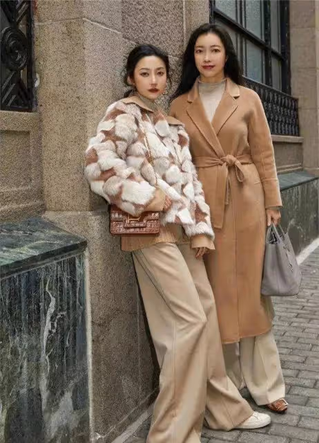建議中年女性，冬季穿駝色大衣，記住「3要3不要」，洋氣顯高級！