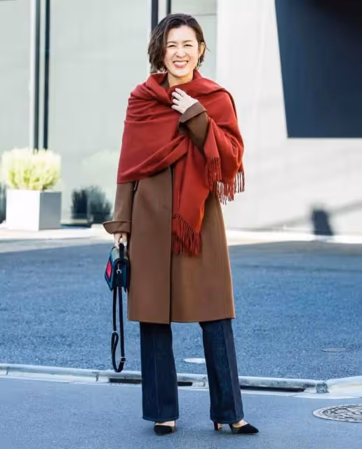 建議中年女性，冬季穿駝色大衣，記住「3要3不要」，洋氣顯高級！