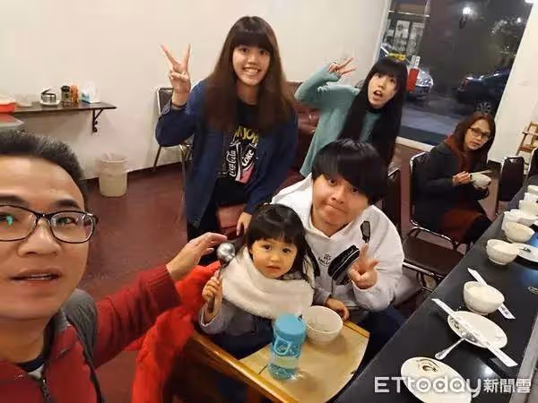 女友意外離世！主播幫養「4非親生女兒10年」為她們終生不婚 「48歲就當上爺爺」父愛令人動容