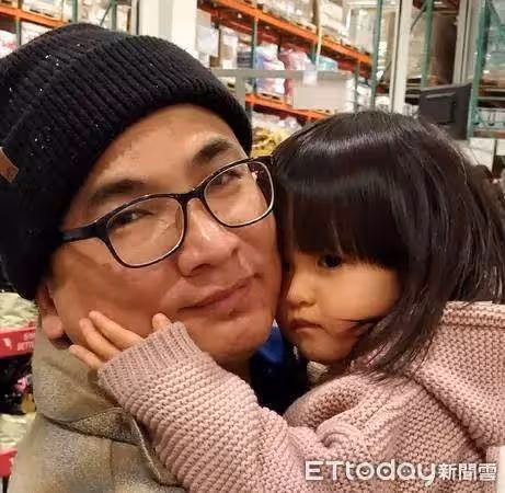 女友意外離世！主播幫養「4非親生女兒10年」為她們終生不婚 「48歲就當上爺爺」父愛令人動容