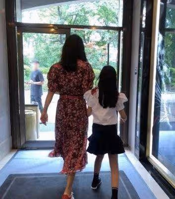 金喜善女兒才是「整容式長大」！小時候飽受非議，今「丑小鴨變白天鵝」撞臉趙麗穎