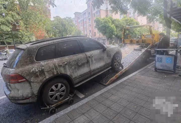 4百萬豪車停路邊被遺忘2年!要繳近「22萬停車費」!車主找到了,現身曝原因