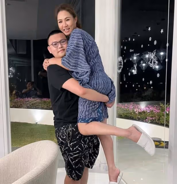 黎瑞恩罕曬母子合影!被17歲兒子抱起顯嬌小,愛子身材壯實像爸爸