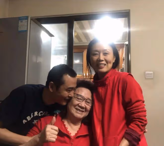 吳瓊和小15歲老公外出聚餐,男方高大俊朗顯深情,兩人夫妻相明顯