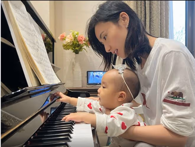 李亞鵬妻子陪女兒彈琴,穿著樸素好溫柔,女兒萌臉肉嘟嘟可愛滿分