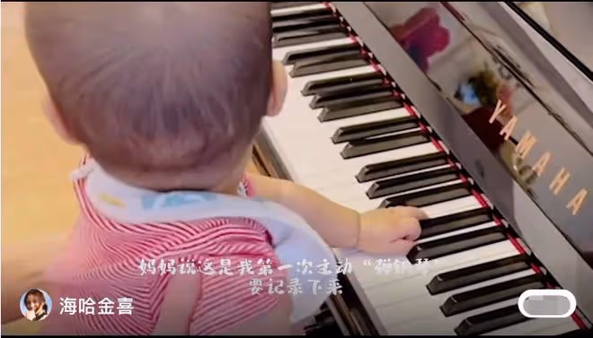 李亞鵬妻子陪女兒彈琴,穿著樸素好溫柔,女兒萌臉肉嘟嘟可愛滿分