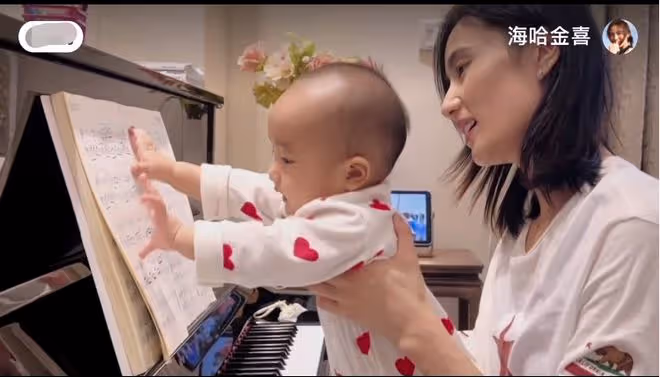 李亞鵬妻子陪女兒彈琴,穿著樸素好溫柔,女兒萌臉肉嘟嘟可愛滿分