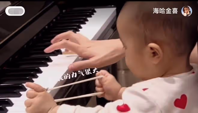 李亞鵬妻子陪女兒彈琴,穿著樸素好溫柔,女兒萌臉肉嘟嘟可愛滿分