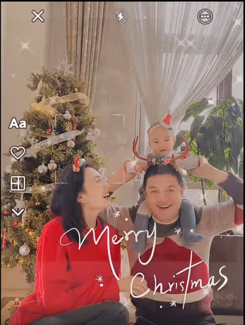 李亞鵬妻子陪女兒彈琴,穿著樸素好溫柔,女兒萌臉肉嘟嘟可愛滿分