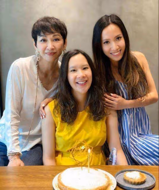 周潤發前妻曬近況!為拍照躺樓梯上擺造型,腿上黑絲襪搶鏡
