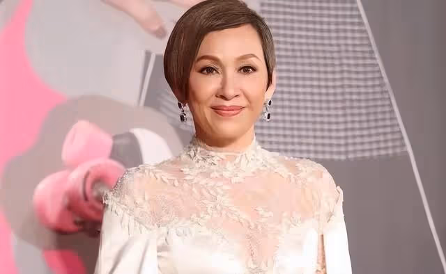 周潤發前妻曬近況!為拍照躺樓梯上擺造型,腿上黑絲襪搶鏡