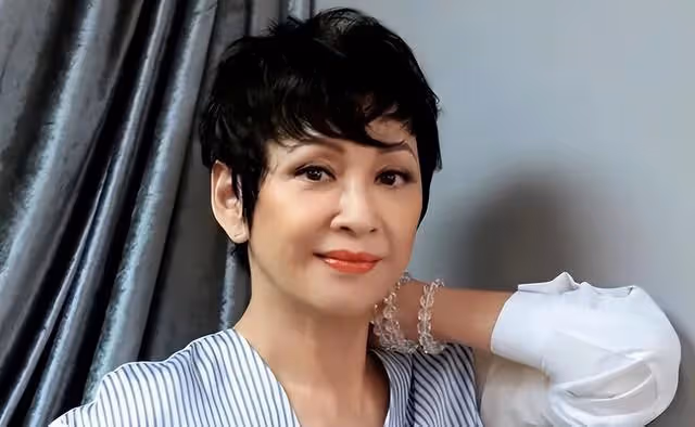周潤發前妻曬近況!為拍照躺樓梯上擺造型,腿上黑絲襪搶鏡