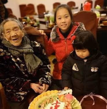 「奶奶怎麼還不死」壽宴上3歲孫女童言無忌,下一秒「語出驚人」,老人瞬間老淚縱橫