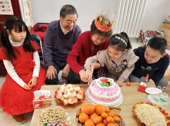 「奶奶怎麼還不死」壽宴上3歲孫女童言無忌,下一秒「語出驚人」,老人瞬間老淚縱橫