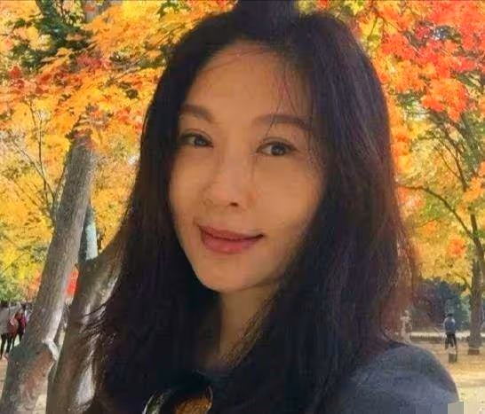 55歲張玉嬿與51歲蕭薔真人對比相差太大,難怪都說「整容臉必敗」,網友:區別不是一星半點