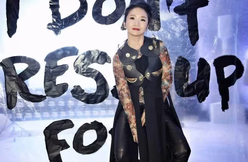 52歲陶晶瑩放飛自我?純素顏真實樣貌大方示眾,逆齡20年驚呆網友:像是換了一個人