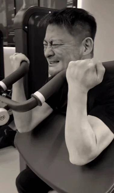 55歲景崗山新冠康復後去健身房，鍛鍊賣力表情痛苦，身體吃不消