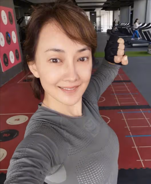 臉皮聳拉、額頭臃腫、表情僵硬，「整容」後的中年演員都翻車了
