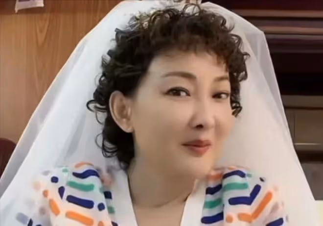 臉皮聳拉、額頭臃腫、表情僵硬，「整容」後的中年演員都翻車了