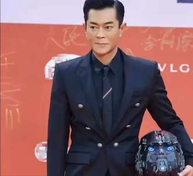 臉皮聳拉、額頭臃腫、表情僵硬，「整容」後的中年演員都翻車了