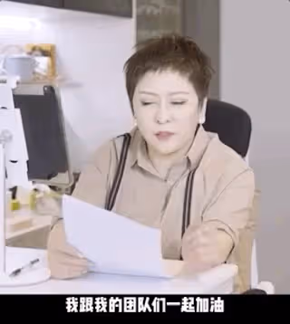 向太讀稿子回應直播翻車，否認嫌棄產品未提床墊，同時忙著刪評論