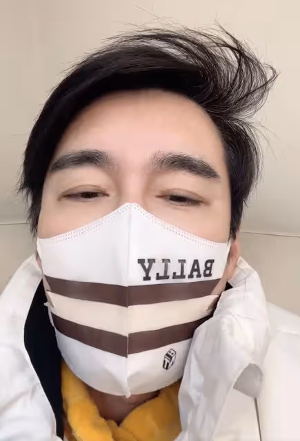 胡兵確診陽性，戴多層口罩防疫意識強，仍心念工作不舍離崗