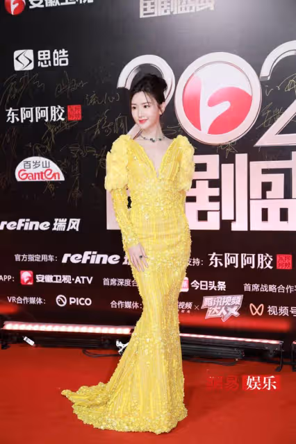國劇盛典紅毯：秦嵐魏大勛穿情侶裝，曾黎臉部浮腫，楊蓉全場最佳