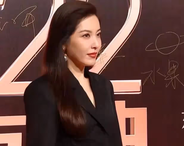 國劇盛典紅毯：秦嵐魏大勛穿情侶裝，曾黎臉部浮腫，楊蓉全場最佳