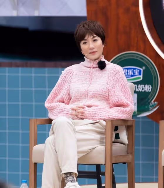狀態佳!53歲TVB前當家花旦分享零濾鏡自拍,零皺紋曬白滑美肌