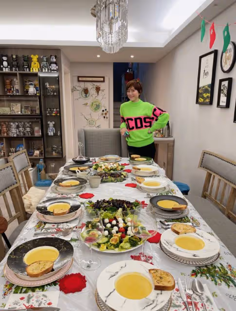 狀態佳!53歲TVB前當家花旦分享零濾鏡自拍,零皺紋曬白滑美肌