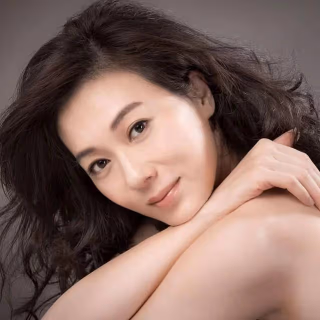 狀態佳!53歲TVB前當家花旦分享零濾鏡自拍,零皺紋曬白滑美肌