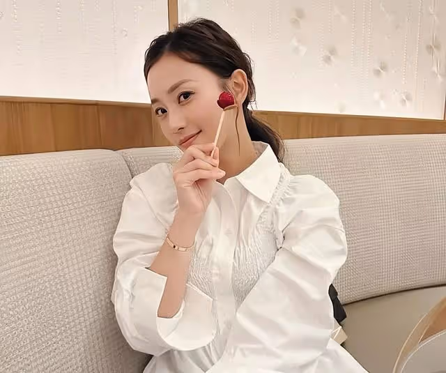 香港知名女星曬全家福！嫁入豪門生一兒一女，背負第三者罵名多年
