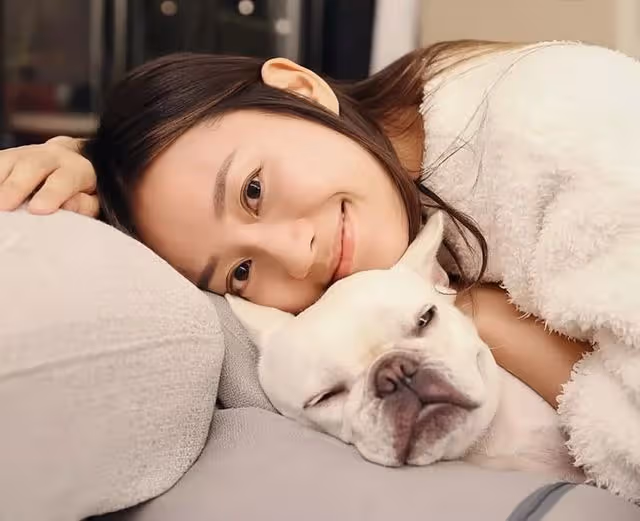 香港知名女星曬全家福!嫁入豪門生一兒一女,背負第三者罵名多年