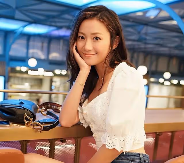香港知名女星曬全家福!嫁入豪門生一兒一女,背負第三者罵名多年