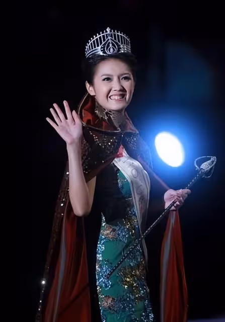 富貴!35歲港姐與十億男友享受奢華晚宴,其曾多次被指背女友偷食
