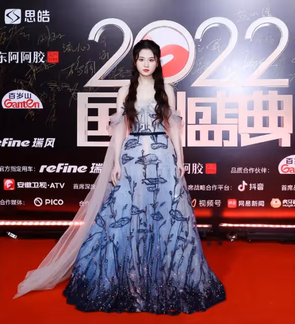 2022國劇盛典紅毯爭艷:孫千穿透視裝,藍盈瑩露後背,秦嵐好嫵媚