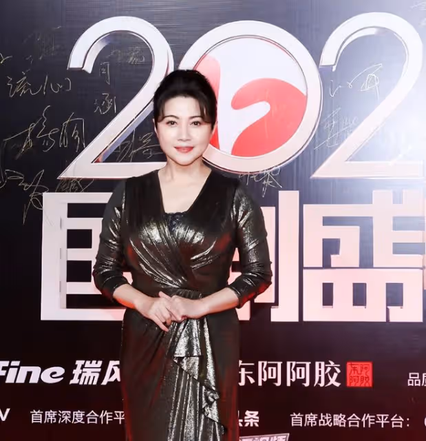 2022國劇盛典紅毯爭艷:孫千穿透視裝,藍盈瑩露後背,秦嵐好嫵媚
