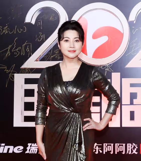 2022國劇盛典紅毯爭艷:孫千穿透視裝,藍盈瑩露後背,秦嵐好嫵媚