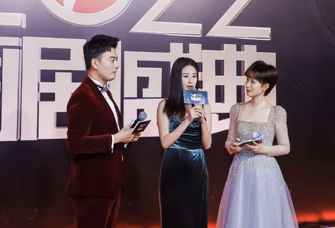2022國劇盛典紅毯爭艷:孫千穿透視裝,藍盈瑩露後背,秦嵐好嫵媚