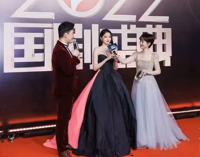 2022國劇盛典紅毯爭艷:孫千穿透視裝,藍盈瑩露後背,秦嵐好嫵媚