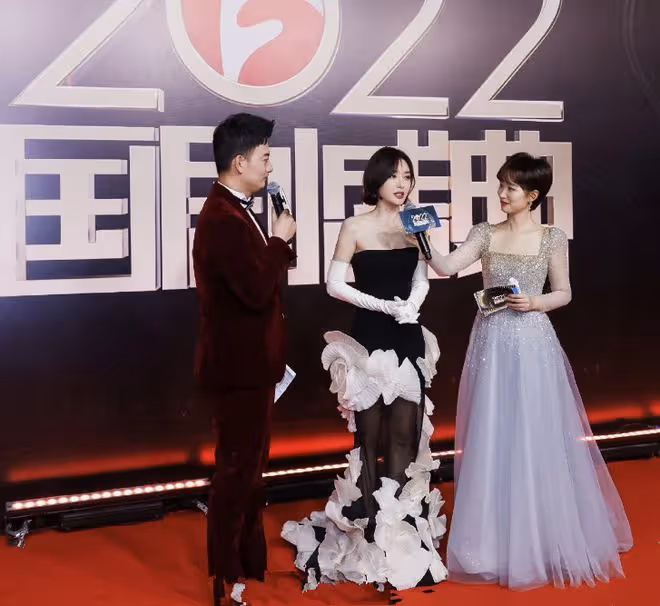2022國劇盛典紅毯爭艷:孫千穿透視裝,藍盈瑩露後背,秦嵐好嫵媚