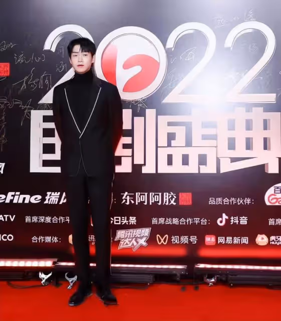 2022國劇盛典紅毯爭艷:孫千穿透視裝,藍盈瑩露後背,秦嵐好嫵媚
