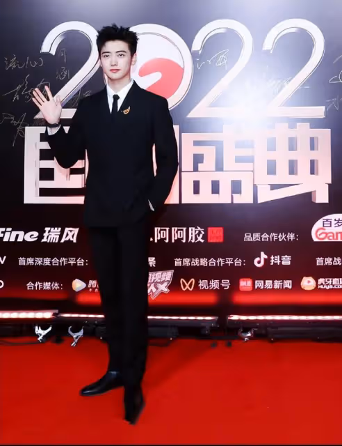 2022國劇盛典紅毯爭艷:孫千穿透視裝,藍盈瑩露後背,秦嵐好嫵媚