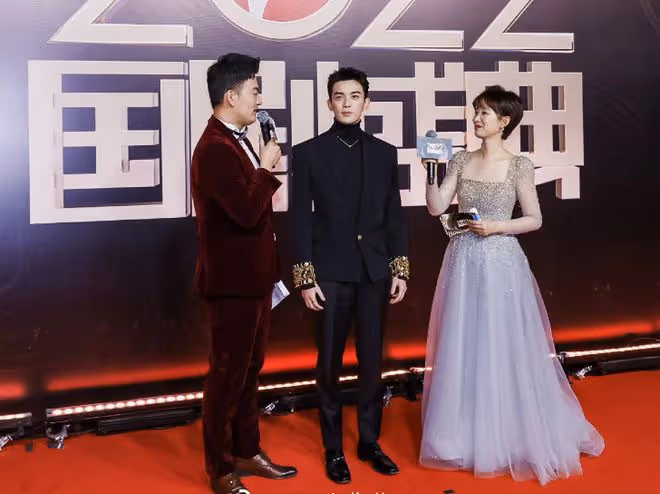 2022國劇盛典紅毯爭艷:孫千穿透視裝,藍盈瑩露後背,秦嵐好嫵媚
