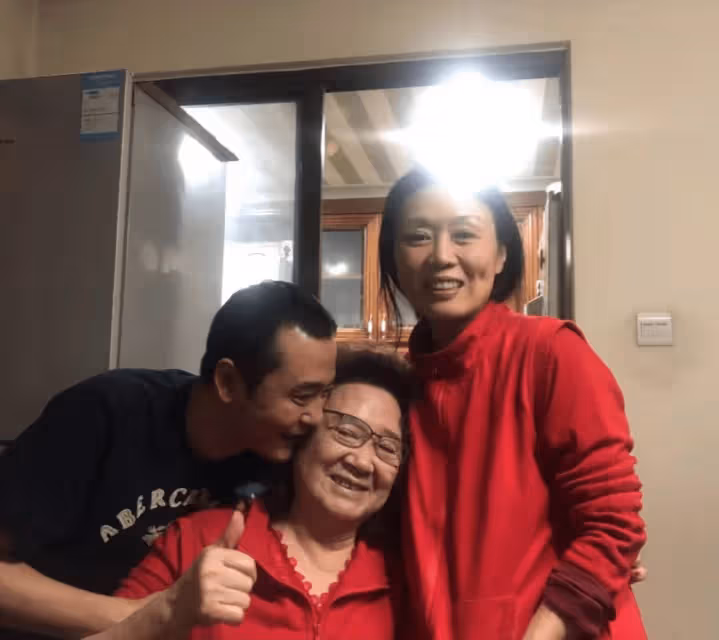 吳瓊與小15歲老公外出吃飯,男方外表帥氣,幫媳婦扎頭髮顯恩愛