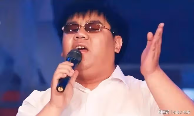 楊光:靠模仿紅極一時,卻因耍大牌被趕下台,今借愛心公益再亮相